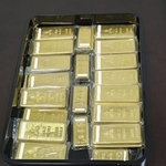 　大阪市に寄付された５億円相当の金地金（大阪市提供、シリアルナンバーを提供元が加工しています）