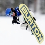 　女子スロープスタイル決勝　ジャンプする深田茉莉＝１８日、リビーニョ（共同）