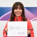 　金メダル獲得から一夜明け、取材に応じるスノーボード女子スロープスタイルの深田茉莉＝１９日、リビーニョ（共同）