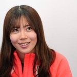 　金メダル獲得から一夜明け、取材に応じるスノーボード女子スロープスタイルの深田茉莉＝１９日、リビーニョ（共同）