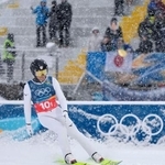 　男子団体スプリント　前半飛躍を終えた渡部暁斗＝プレダッツォ（共同）