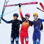 　男子スプリントで優勝し喜ぶオリオル・カルドナ（中央）＝ボルミオ（共同）