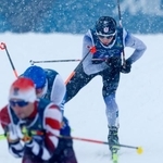 　男子団体スプリント　後半距離で力走する山本涼太（奥）＝テーゼロ（共同）