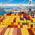 　米西部オークランドの港で、船に積み込まれるコンテナ＝２０２５年８月（ＡＰ＝共同）