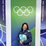 　ユニホームを着て笑顔を見せる下崎道子さん（本人提供）