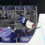 　女子ハーフパイプ予選　技を決める桐山菜々穂＝リビーニョ（共同）