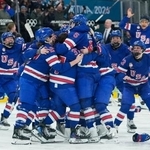 　アイスホッケー女子決勝で優勝を果たした米国の選手＝１９日（ＡＰ＝共同）