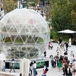 　大阪・関西万博の会場に展示された地球儀形の食糧生産装置「アクアポニックス」＝２０２５年１０月、大阪市此花区の夢洲