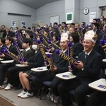 　パブリックビューイング会場で千葉百音を応援する人たち＝２０日早朝、仙台市の東北高