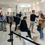 　阪急百貨店梅田本店を訪れた訪日客＝１９日、大阪市北区