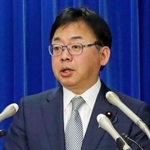 　記者会見する上野厚労相＝２０日午前、厚労省