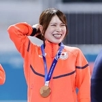 　女子団体追い抜きで銅メダルを獲得し、表彰台で笑顔の佐藤綾乃＝１７日、ミラノ（共同）