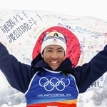 　最後の五輪を終え、応援メッセージが書かれた日の丸を掲げるノルディックスキー複合男子の渡部暁斗＝１９日、テーゼロ（共同）