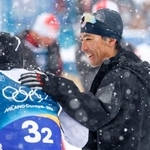 　ノルディックスキー複合男子団体スプリントの後半距離で、ゴールした山本涼太（左）をねぎらう渡部暁斗＝１９日、テーゼロ（共同）