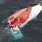 　貨物船と衝突し、船体が割れた遊漁船「功成丸」の船首部分＝２０日午後３時５１分、三重県鳥羽市沖（共同通信社ヘリから）