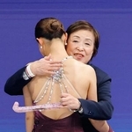 　女子フリーの演技を終えた坂本花織を抱き締める中野園子コーチ＝ミラノ（共同）