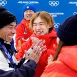 　スノーボード女子スロープスタイルで優勝した深田茉莉（右）を祝福する男子優勝の蘇翊鳴（中央）と佐藤康弘コーチ＝１８日、リビーニョ（共同）