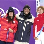 　スノーボード女子スロープスタイルで優勝した深田茉莉（左）、男子で優勝した蘇翊鳴（右）とともに笑顔を見せる佐藤康弘コーチ＝１８日、イタリア・リビーニョ（共同）