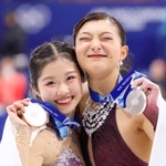 　ミラノ・コルティナ冬季五輪のフィギュアスケート女子で銀メダルを獲得した坂本花織（右）と銅メダルの中井亜美＝１９日、イタリア・ミラノ（共同）