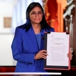 　ベネズエラの首都カラカスで、政治犯恩赦法の文書を手にするロドリゲス暫定大統領＝１９日（ロイター＝共同）