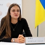 　近況を報告するエリザベータ・ペトロバさん＝２０日午前、福岡県太宰府市の日本経済大