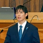 　福井県議会本会議で発言する石田嵩人知事＝２０日午前