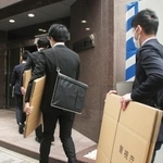 　内閣府公用車の運転手の勤務する営業所へ家宅捜索に入る警視庁の捜査員＝２０日午前、東京都中央区