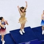 　女子の表彰式で喜ぶ優勝したアリサ・リュウ。左は２位の坂本花織、右は３位の中井亜美＝ミラノ（共同）