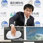 　ごく小さな甲殻類「介形虫」の新種について説明する熊本大の田中源吾准教授＝２０日午後、北海道むかわ町