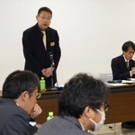 　サケの人工ふ化事業に関する検討会であいさつする北海道漁業管理課の古明地恵一担当課長（奥左）＝２０日午後、札幌市