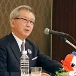 　名古屋市で記者会見する中部経済連合会の勝野哲会長＝２０日午後