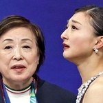 　ミラノ・コルティナ冬季五輪フィギュアスケート女子フリーの演技を終え、中野園子コーチ（左）に迎えられる坂本花織＝１９日、イタリア・ミラノ（共同）