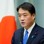 　記者会見する尾崎官房副長官＝２０日午後、首相官邸