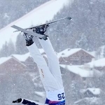 　男子エアリアル予選　エアを決める五十嵐晴冬＝リビーニョ（共同）