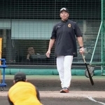 　石塚（手前）にノックする巨人・阿部監督＝那覇