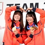 　記者会見でメダルを掲げるスノーボード女子の深田茉莉（左）と村瀬心椛＝２０日、イタリア・ミラノ（共同）