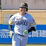 　紅白戦で本塁打を放ち、笑顔で塁を回るソフトバンク・海野＝宮崎