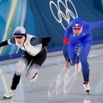 　女子１５００メートル　滑走する佐藤綾乃。右は同走のイタリア選手＝ミラノ（共同）