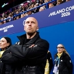 　フィギュアスケート女子フリーで選手の演技を見守る振付師兼コーチのブノワ・リショー氏＝１９日、ミラノ（共同）