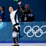 　女子１５００メートルのレースを終え、観客席に向かい手を振る高木美帆＝ミラノ（共同）