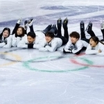 　エキシビションの練習に参加し、記念撮影する（左から）中井亜美、三浦璃来、木原龍一、鍵山優真、佐藤駿、坂本花織＝ミラノ（共同）