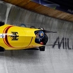 　ボブスレー女子２人乗り２回戦　滑走するノルテ、レビ組＝コルティナダンペッツォ（共同）