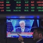 　トランプ米大統領の記者会見を伝えるニューヨーク証券取引所のテレビスクリーン＝２０日、ニューヨーク（ＡＰ＝共同）