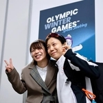 　女子１５００メートルのレースを終え、姉の菜那さん（左）と写真に納まる高木美帆＝ミラノ（共同）