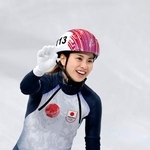 　女子１５００メートル順位決定戦のレースを終え、手を振る長森遥南＝ミラノ（共同）