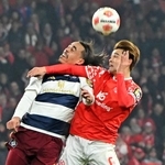 　ハンブルガーＳＶ戦で競り合うマインツの佐野海（右）＝マインツ（共同）