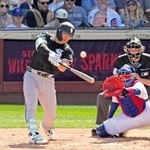 　カブス戦の４回、２点二塁打を放つホワイトソックス・村上＝メサ（共同）