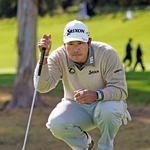 　第２ラウンド、９番でグリーンのラインを読む松山英樹。通算１アンダーで３３位＝リビエラＣＣ（共同）