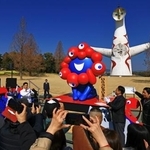 　万博記念公園で開かれた「ミャクミャク」像の移設セレモニー＝２１日午前、大阪府吹田市