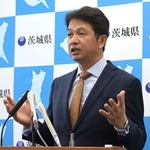 　記者会見で発言する茨城県の大井川和彦知事＝１８日、県庁